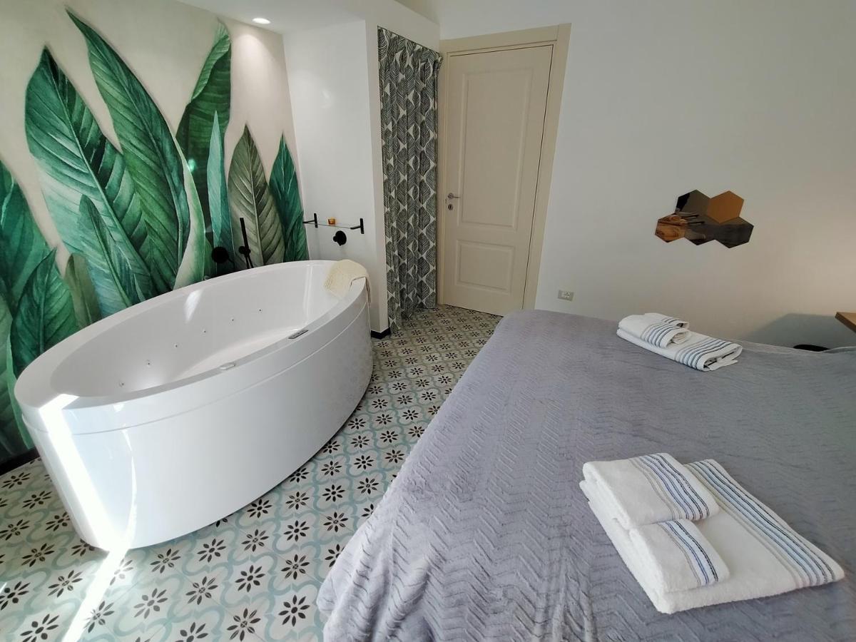 Sonnino Suite Jacuzzi Apartment Bari Exterior foto